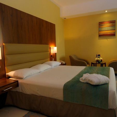 Howard Johnson By Wyndham Abu Dhabi Downtown Exterior foto